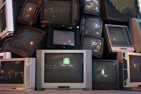 Stapel van oude televisies — Stockfoto