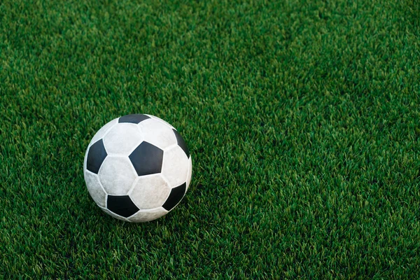 Fußball auf Kunstrasen — Stockfoto