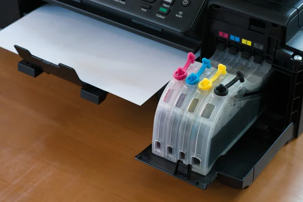 喷墨打印机的可再充装墨水箱 — 图库照片