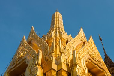 Mavi gökyüzü ile altın pagoda