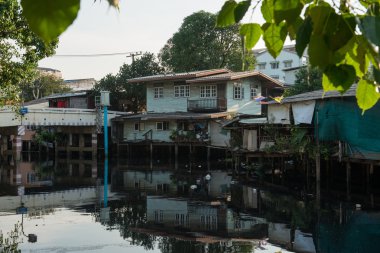 1 Nisan 2015 - Lat Phrao, Bangkok: Evleri Lat Phrao cana çevresinde