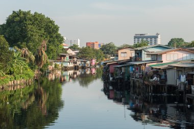 1 Nisan 2015 - Lat Phrao, Bangkok: Evleri Lat Phrao cana çevresinde