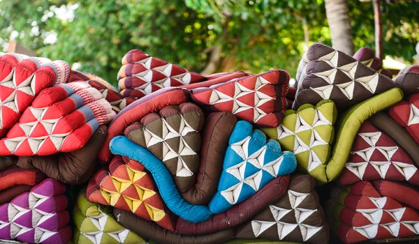 Tay tarzında üçgen yastıklar yığını