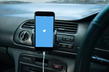 Onun ekranda sosyal medya ile genel bir otomobilin Kontrol Paneli'nde monte Smartphone.