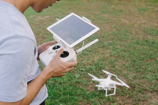 Adam onun uçağı uçmaya hazırlanıyor