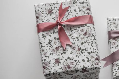 Beyaz arka planda bir avuç dolusu hediye kutusu boş. Aşk, özel birine hediye vermektir..