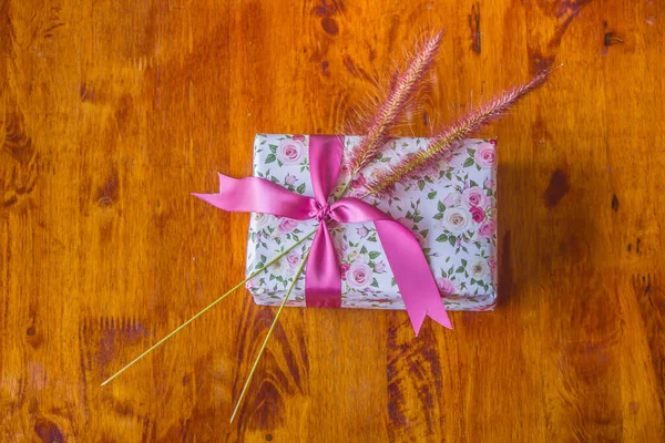 Een Handvol Geschenkdozen Staan Leeg Een Houten Vloer Liefde Een — Stockfoto