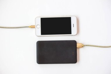 İletişim için mobil aksesuar, seyahat sırasında pilleri depolamak için kullanılabilen bir güç bankasıdır..