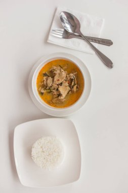 Lezzetli Tayland yemeğiyle servis edilen pirinçli domuz eti..