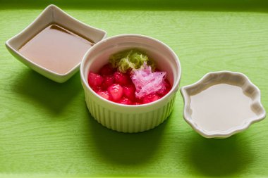 Tayland tatlısı, sütlü yakut.