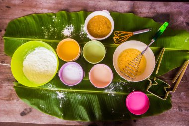 Pişirme, yumurta ve daha fazlası için çiğ yumurta hazırlayın..