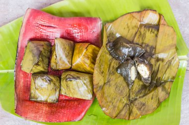 Muz yapraklarına sarılı Tayland tatlısı.