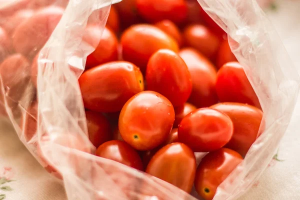 Número Pequenos Tomates Vermelhos Chão — Fotografia de Stock