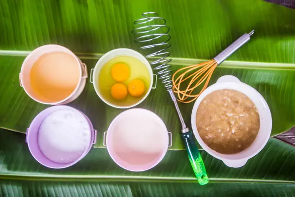 Rohe Eier Zum Backen Eier Und Mehr Vorbereiten — Stockfoto