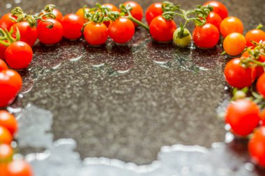 Kırmızı domatesler küçük boydadır..