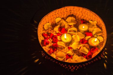 Geceleri mum ışığında çiçekler.