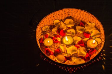 Geceleri mum ışığında çiçekler.