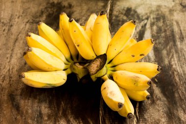 Tahtaya iki olgun muz konur..