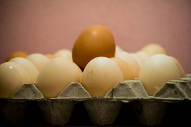 Masadaki boş bir kutuda birkaç yumurta var..