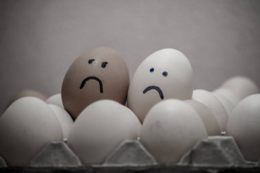 Birçok yumurta, yüz ifadesi olan bir kalemle doludur..