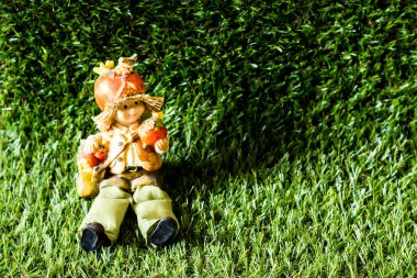 Heykel bebekleri elinde meyve yağı tutan bir şapka takıyor.....