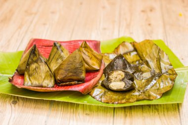 Muz yapraklarına sarılı Tayland tatlısı.