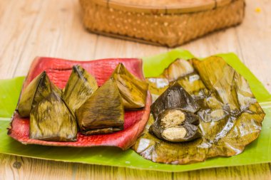 Muz yapraklarına sarılı Tayland tatlısı.