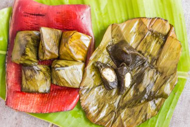 Muz yapraklarına sarılı Tayland tatlısı.