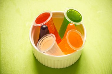 Carrageenan çocuk atıştırmalıkları. Yeşil tepside boş bardaklarla dolu..