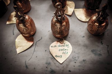 Altın levhadaki mektup Pho 'dan geliyor. Bayan Wanpen Nana' nın adı. Zile adımızı yazmam büyük şans ve Sirimong. Budizm inancına göre.