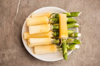 Ananas çekirdeği (ananasın ortasındaki dolgu) ananaslar için besin kaynağıdır..