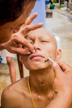 Ratchaburi, Tayland - 25 Haziran: Naga Budist dinleri. 25 Haziran 2016 'da Tayland' ın Ratchaburi kentinde rahip ilan edilenlerin traşsız sakalı..