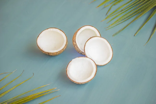 Four Coconut Halves Leaves Coconut Lay Turquoise Ground — Stock Photo, Image