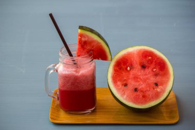 Karpuz püresi, taze ve serin, servise hazır..