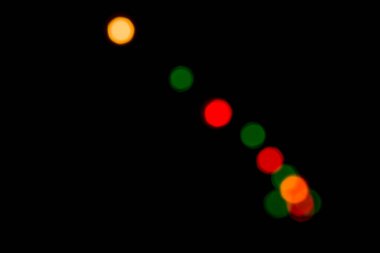 Geceleri neon ışıkları bulanıklaşır.