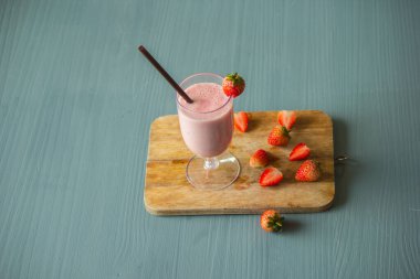 Çilekli içecek, tatlı ve ekşi, ferahlatıcı ve sağlıklı..