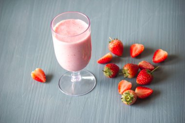 Çilekli içecek, tatlı ve ekşi, ferahlatıcı ve sağlıklı..