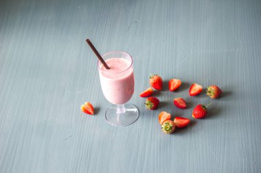 Çilekli içecek, tatlı ve ekşi, ferahlatıcı ve sağlıklı..