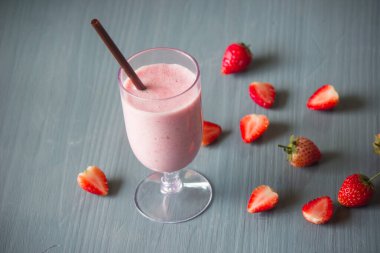 Çilekli içecek, tatlı ve ekşi, ferahlatıcı ve sağlıklı..