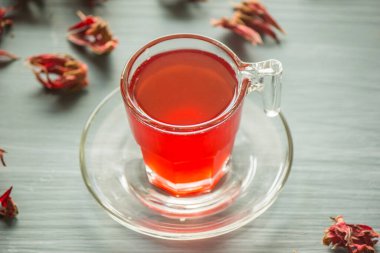 Roselle suyunun ekşi bir tadı vardır ve suyla kaynatılır. Şeker ve biraz tuz ekle. Sağlığa içelim.