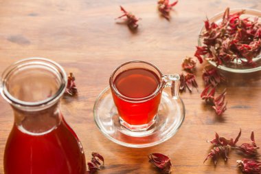 Roselle suyunun ekşi bir tadı vardır ve suyla kaynatılır. Şeker ve biraz tuz ekle. Sağlığa içelim.