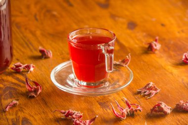 Roselle suyunun ekşi bir tadı vardır ve suyla kaynatılır. Şeker ve biraz tuz ekle. Sağlığa içelim.