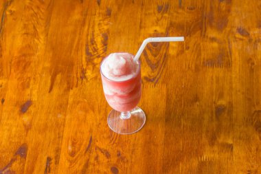 Roselle buzla harmanlanmış, tatlı, serin, ferahlatıcı bir içecek..