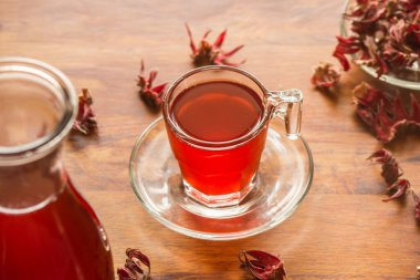 Roselle suyunun ekşi bir tadı vardır ve suyla kaynatılır. Şeker ve biraz tuz ekle. Sağlığa içelim.