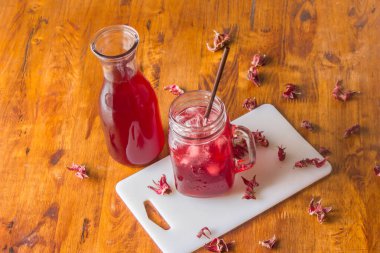 Buzlu Roselle, tatlı ve ferahlatıcı, sağlıklı bir içecek.