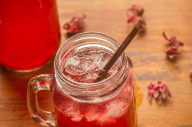 Buzlu Roselle, tatlı ve ferahlatıcı, sağlıklı bir içecek.