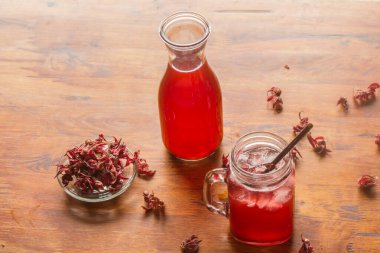 Buzlu Roselle, tatlı ve ferahlatıcı, sağlıklı bir içecek.