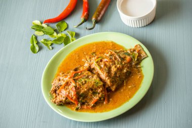 Tayland yemeği, Hint cevizi sütlü tilapia körisi, kaffir limon yaprağı, lezzetli aroma.