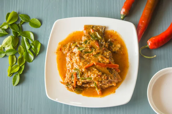 Thailändisches Essen Tilapia Curry Mit Kokosmilch Mit Kaffir Limettenblättern Köstliches — Stockfoto