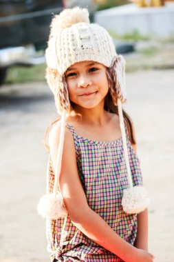 Farklı bir şekilde fotoğraflanmış bir kız..